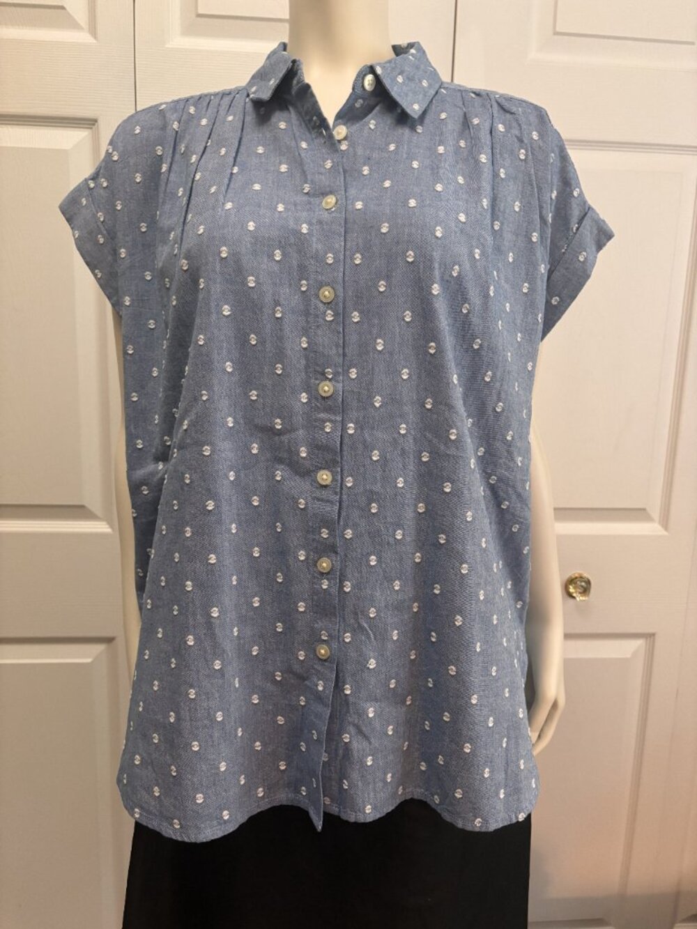 LOFT Women’s Medium Chambray Dot Button Front Blouse Short Sleeve Blue